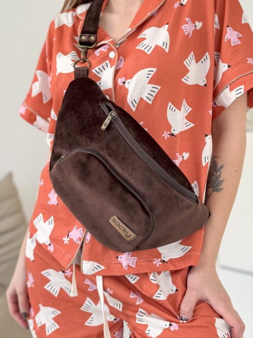 Welurowa nerka miejska w kolorze ciemnego, czekoladowego brązu