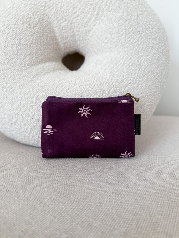 Card holder, małyu portfel na karty w śliwkowym kolorze.